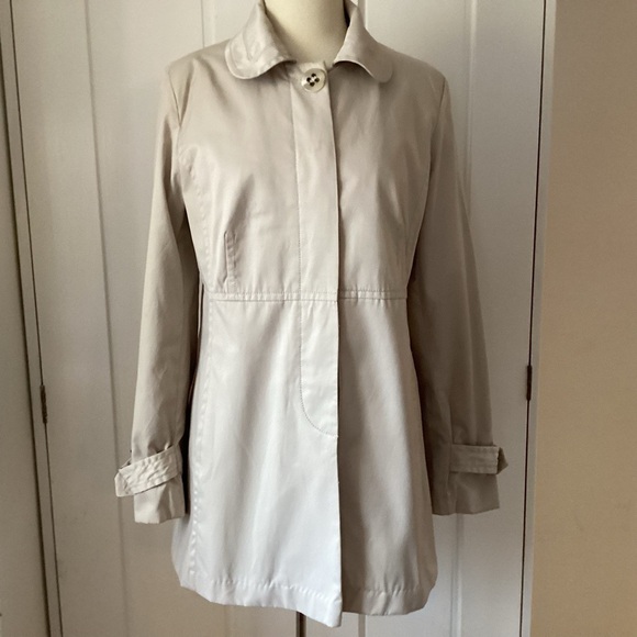Jackets & Blazers - Jones New York princess cut back/cuff belt lined concealed button rain trench M